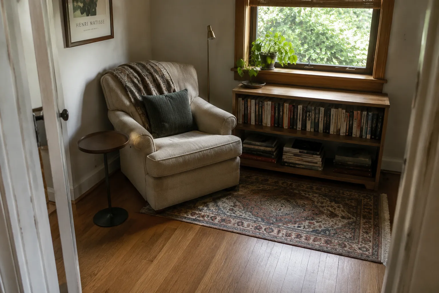 Book Storage for a Reading Corner Without Visual Clutter